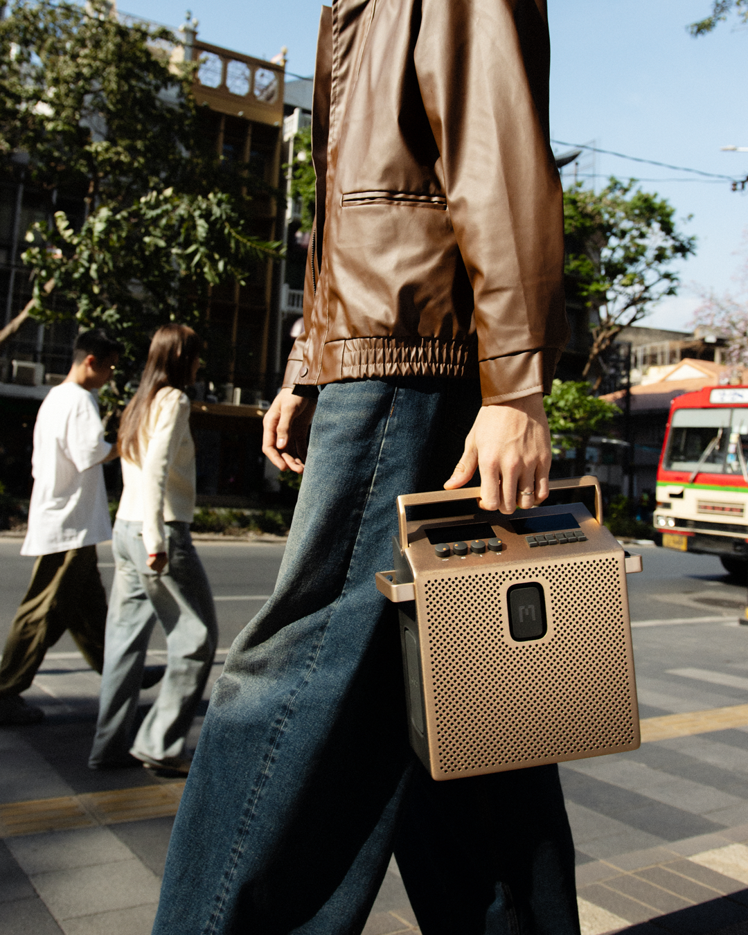SPEAKER MEDIUM DORADO