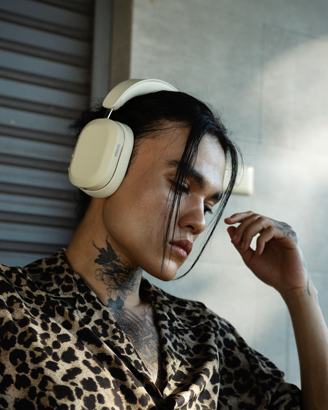 OVER-EAR BEIGE